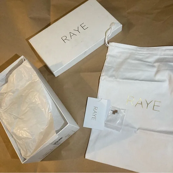 Raye - Picture 4 of 14